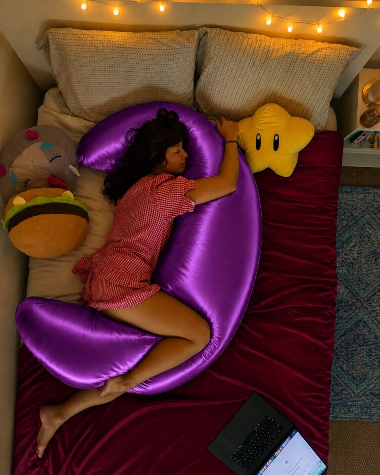 📏 Product Specifications * Product: Premium Solid Fiber Moon Pillow With Maroon Colour Cover Pillow * Size: ৫ ফুট × ২৩ ইঞ্চি * Filling: Premium Solid Fiber * Cover Material: Premium Satin Fabric * Cover: Washable & Removable * Shape: Moon / Crescent Shape * Weight: ৫ কেজি (১০০-২০০ গ্রাম কম বেশি হতে পারে) * Guarantee: ৫ বছরের Solid Fiber Guarantee * Cover Colour : Maroon Colour