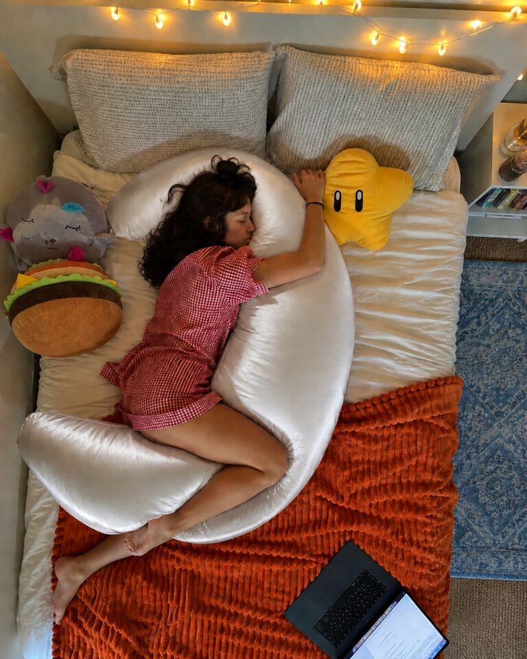 🎁 ORDER YOUR MOON PILLOW & GET A FREE COVER! A little extra comfort, absolutely FREE. ✨ 🛒 Order Now #Livinza #MoonPillow #FreeCover #BodyPillow #Cozy #CuddleBuddy