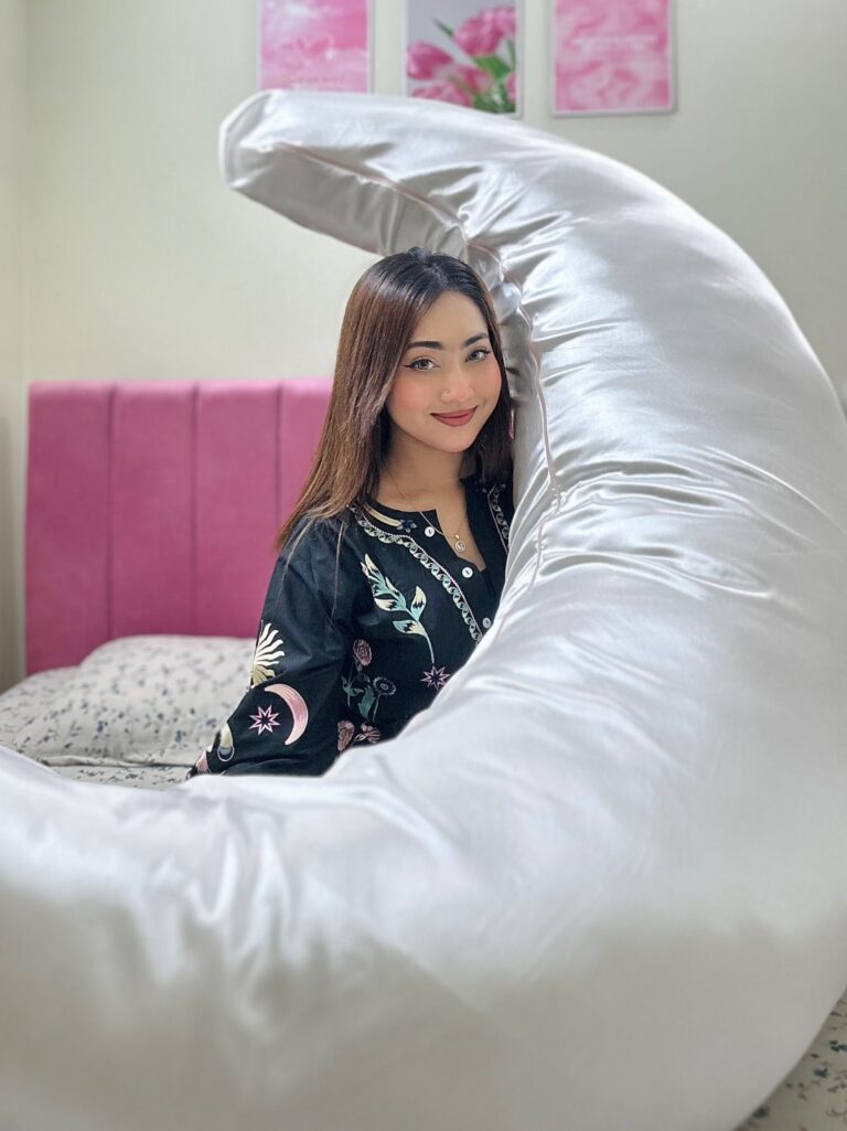 🎁 ORDER YOUR MOON PILLOW & GET A FREE COVER! A little extra comfort, absolutely FREE. ✨ 🛒 Order Now #Livinza #MoonPillow #FreeCover #BodyPillow #Cozy #CuddleBuddy